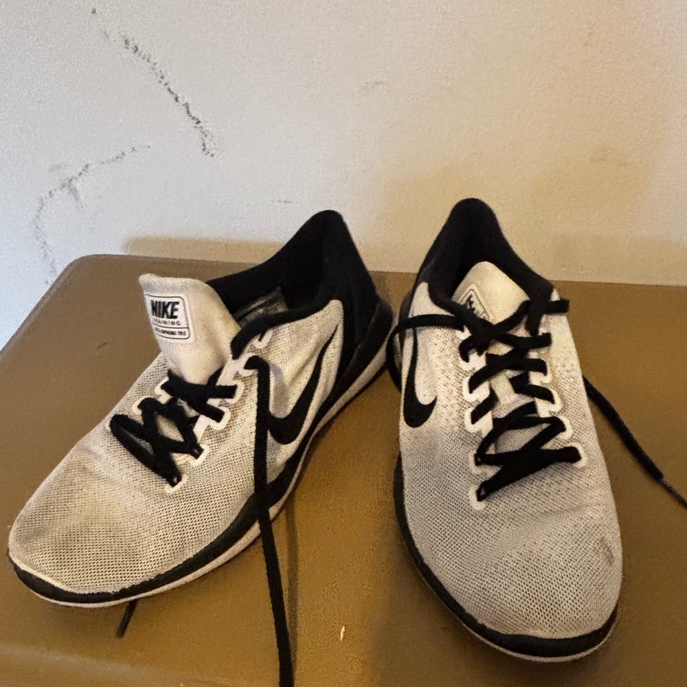 Nike Men's White and Black Athletic Shoes